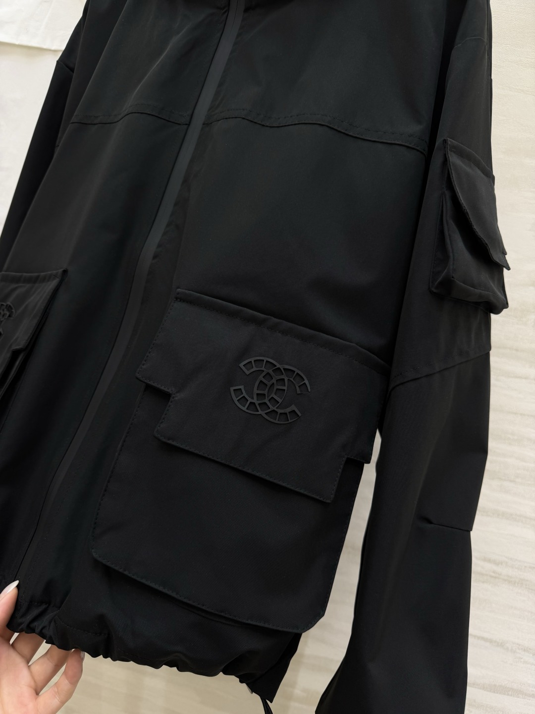 早春的第一件外套，是Chanel风给的🌬极简廓形+精致双C刺绣，把高级感和街头感平衡得刚刚好，白色温柔又