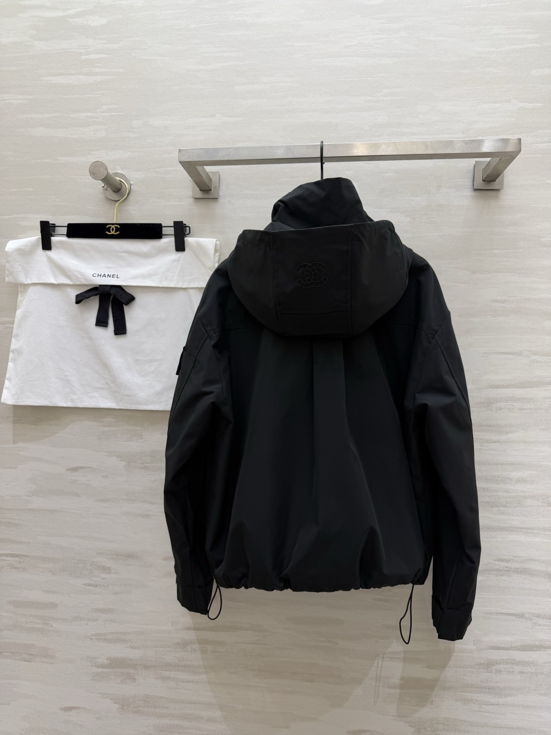 早春的第一件外套，是Chanel风给的🌬极简廓形+精致双C刺绣，把高级感和街头感平衡得刚刚好，白色温柔又