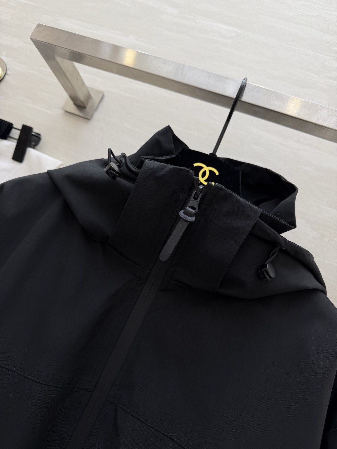 早春的第一件外套，是Chanel风给的🌬极简廓形+精致双C刺绣，把高级感和街头感平衡得刚刚好，白色温柔又