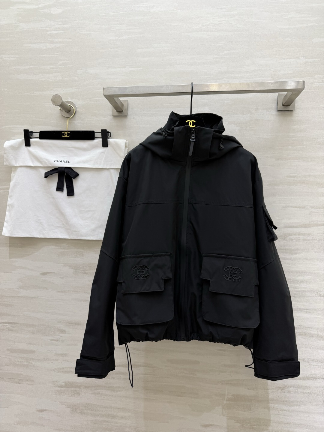 早春的第一件外套，是Chanel风给的🌬极简廓形+精致双C刺绣，把高级感和街头感平衡得刚刚好，白色温柔又