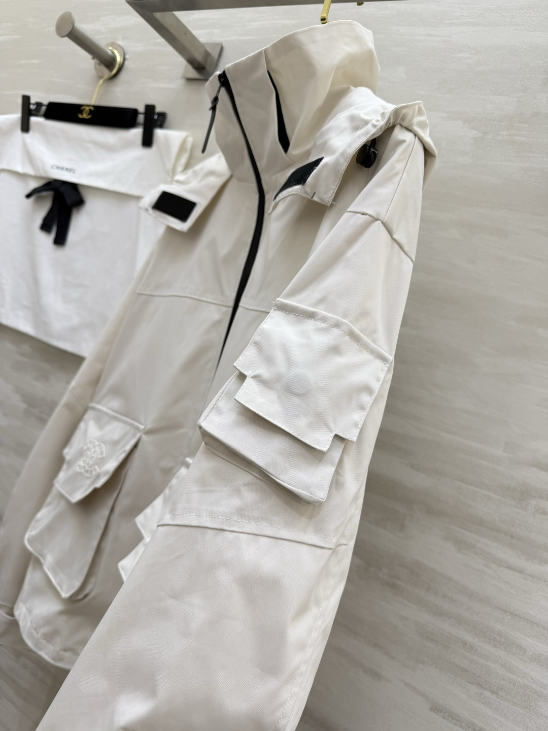 早春的第一件外套，是Chanel风给的🌬极简廓形+精致双C刺绣，把高级感和街头感平衡得刚刚好，白色温柔又