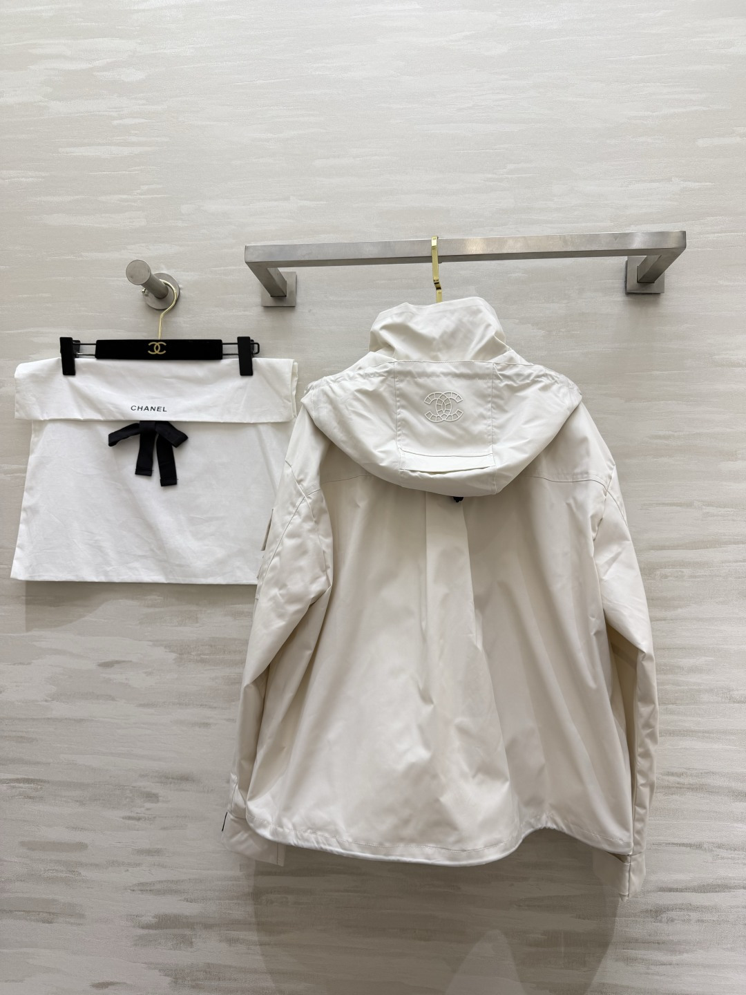 早春的第一件外套，是Chanel风给的🌬极简廓形+精致双C刺绣，把高级感和街头感平衡得刚刚好，白色温柔又