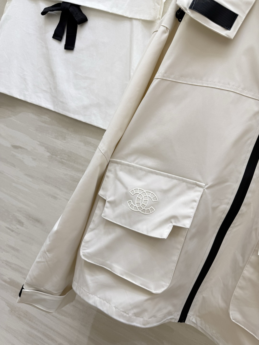 早春的第一件外套，是Chanel风给的🌬极简廓形+精致双C刺绣，把高级感和街头感平衡得刚刚好，白色温柔又