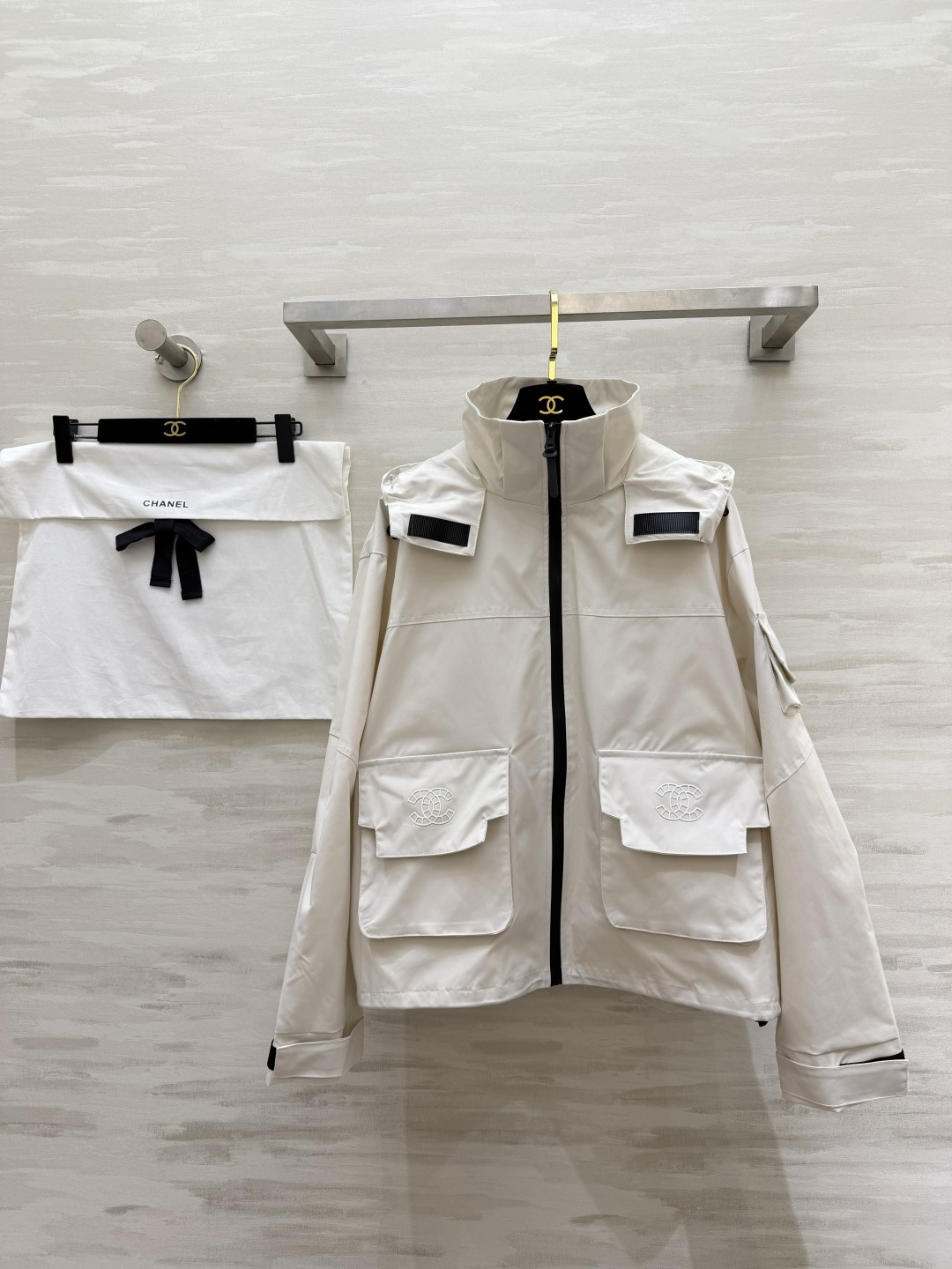 早春的第一件外套，是Chanel风给的🌬极简廓形+精致双C刺绣，把高级感和街头感平衡得刚刚好，白色温柔又