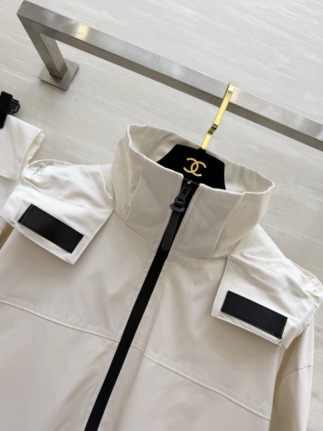 早春的第一件外套，是Chanel风给的🌬极简廓形+精致双C刺绣，把高级感和街头感平衡得刚刚好，白色温柔又