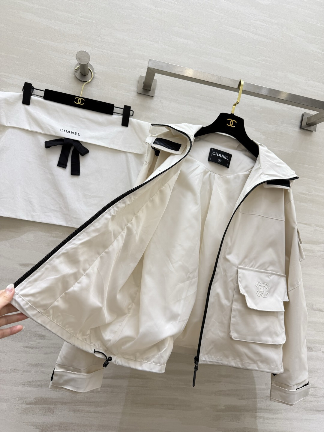 早春的第一件外套，是Chanel风给的🌬极简廓形+精致双C刺绣，把高级感和街头感平衡得刚刚好，白色温柔又