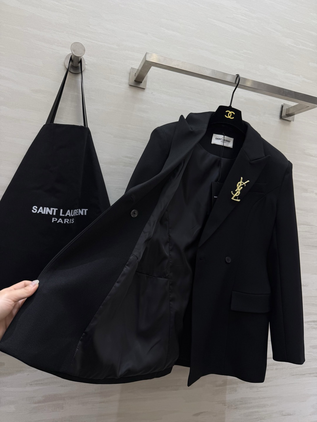 #ysl²⁶春夏新品 经典沙漏收腰西装外套 两粒扣经典设计做法 超级大气推荐款 整个沙漏腰剪裁特别好 独