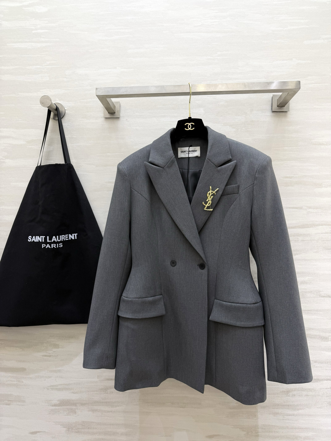 #ysl²⁶春夏新品 经典沙漏收腰西装外套 两粒扣经典设计做法 超级大气推荐款 整个沙漏腰剪裁特别好 独