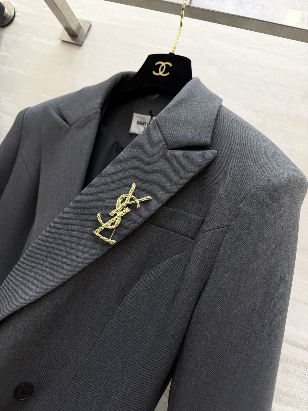 #ysl²⁶春夏新品 经典沙漏收腰西装外套 两粒扣经典设计做法 超级大气推荐款 整个沙漏腰剪裁特别好 独