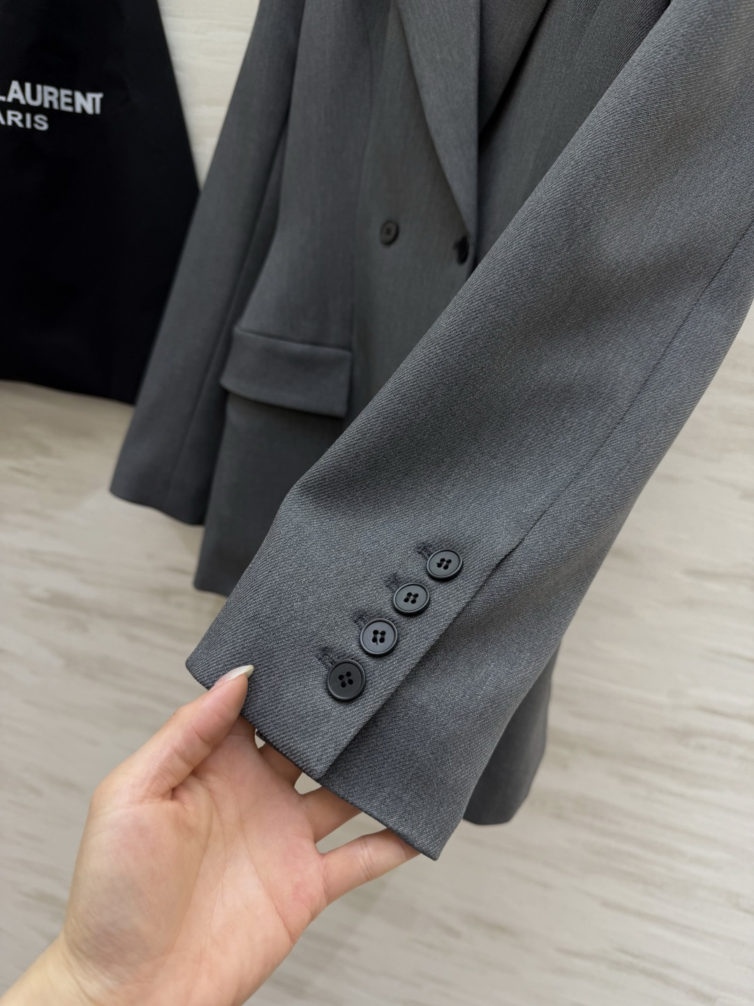 #ysl²⁶春夏新品 经典沙漏收腰西装外套 两粒扣经典设计做法 超级大气推荐款 整个沙漏腰剪裁特别好 独