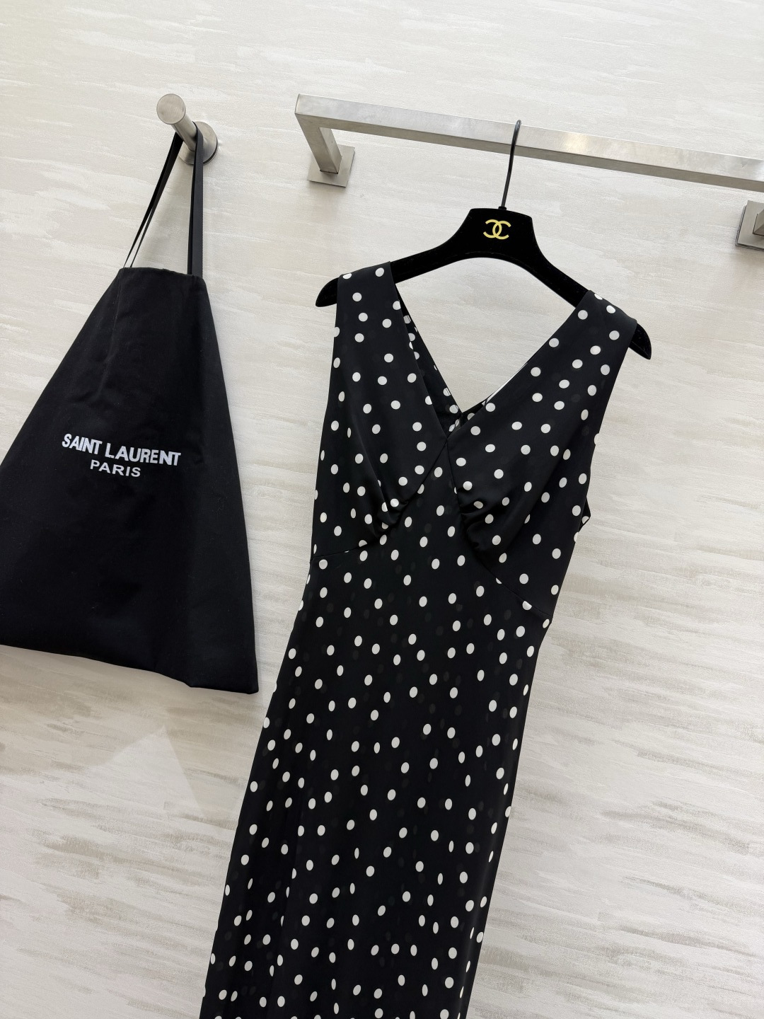 #ysl²⁶春夏新款 法式优雅v领长裙 🖤 自带滤镜的法式优雅 把浪漫穿在身上 红豹纹的野性 波点的复古