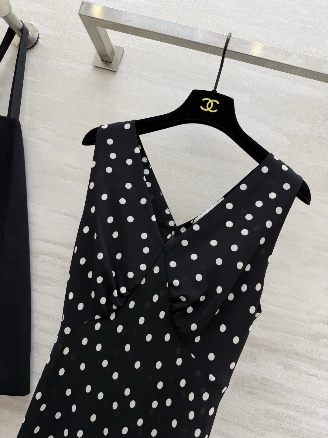 #ysl²⁶春夏新款 法式优雅v领长裙 🖤 自带滤镜的法式优雅 把浪漫穿在身上 红豹纹的野性 波点的复古