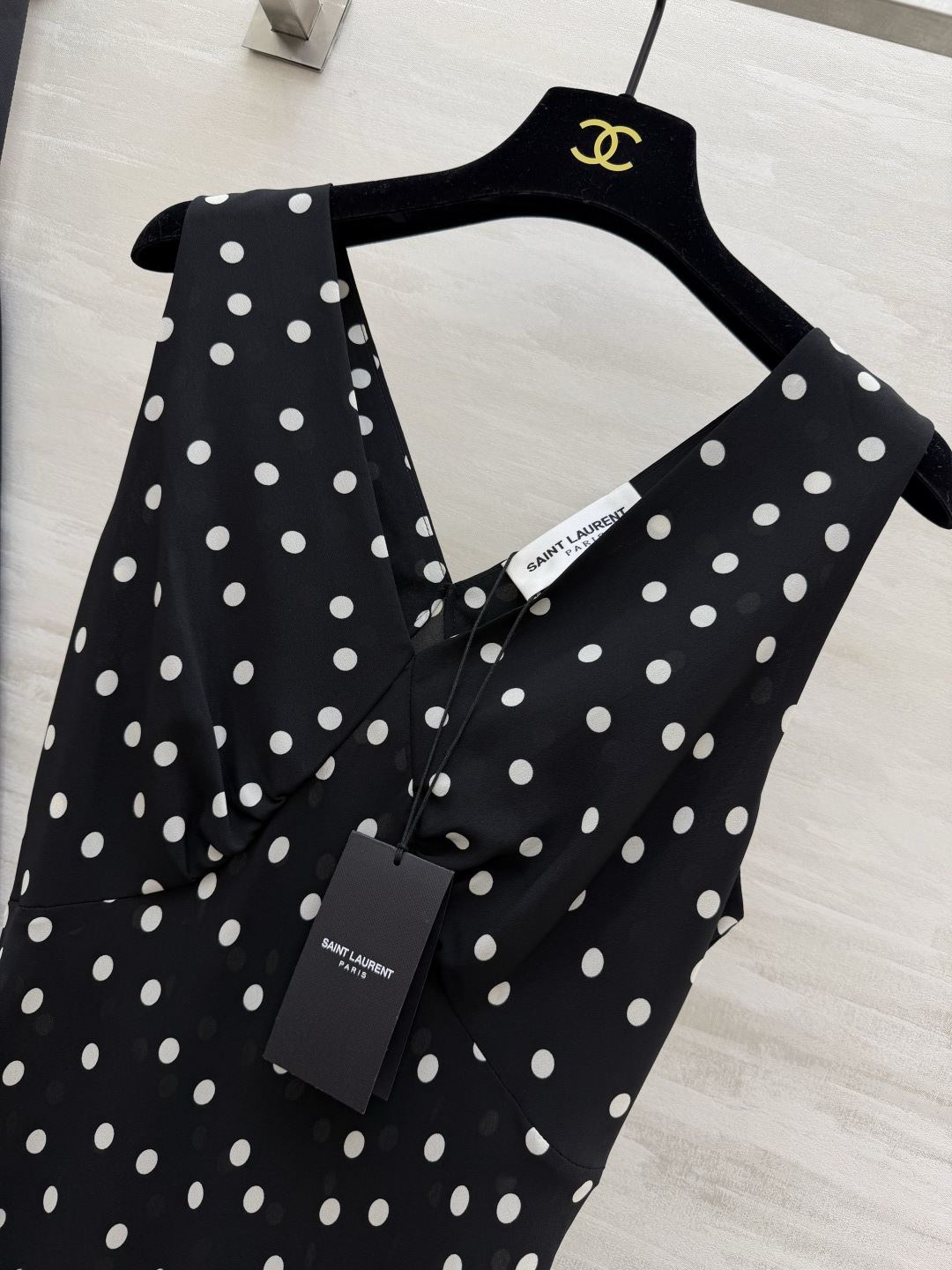 #ysl²⁶春夏新款 法式优雅v领长裙 🖤 自带滤镜的法式优雅 把浪漫穿在身上 红豹纹的野性 波点的复古