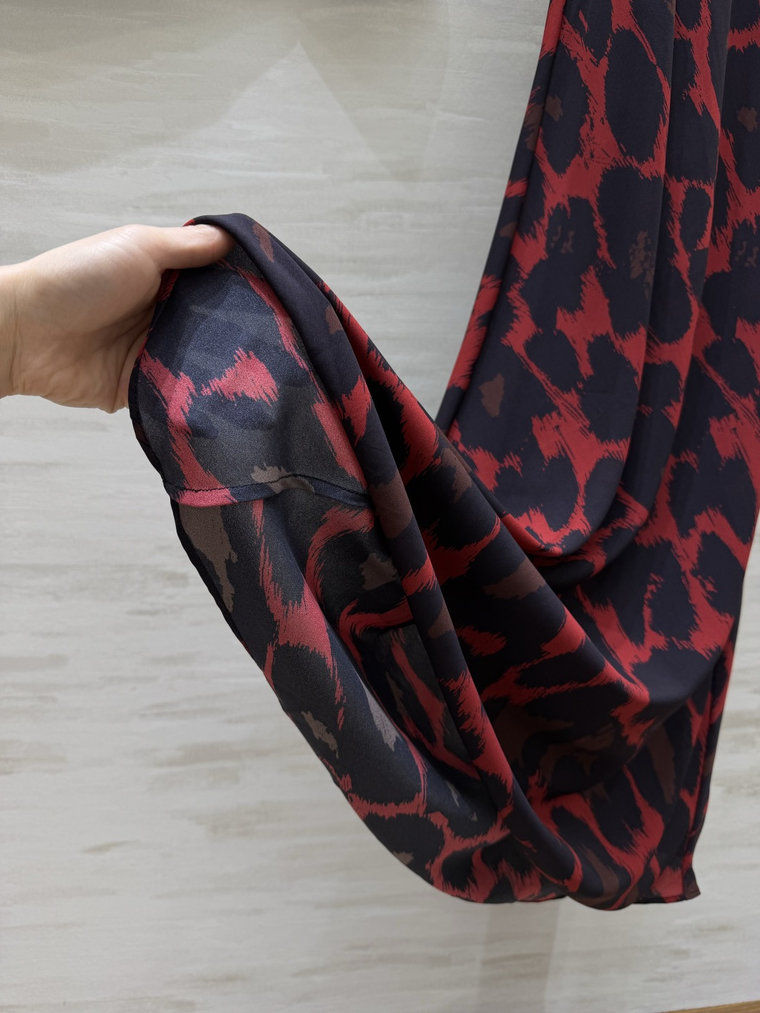 #ysl²⁶春夏新款 法式优雅v领长裙 🖤 自带滤镜的法式优雅 把浪漫穿在身上 红豹纹的野性 波点的复古