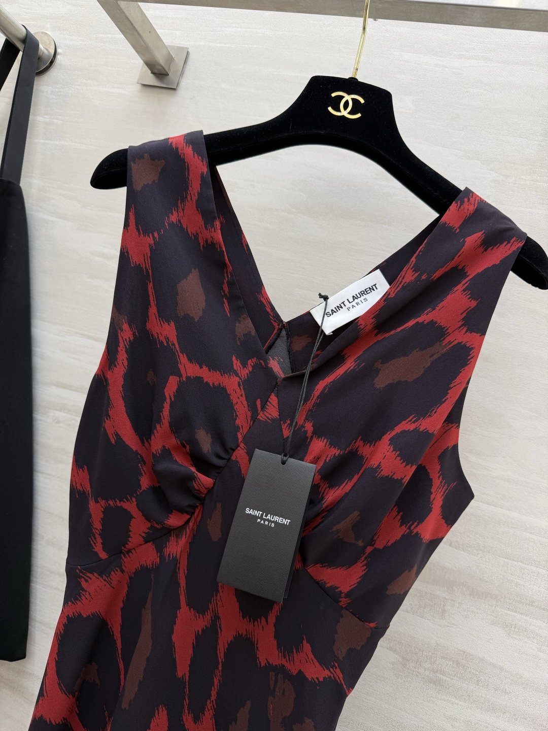 #ysl²⁶春夏新款 法式优雅v领长裙 🖤 自带滤镜的法式优雅 把浪漫穿在身上 红豹纹的野性 波点的复古