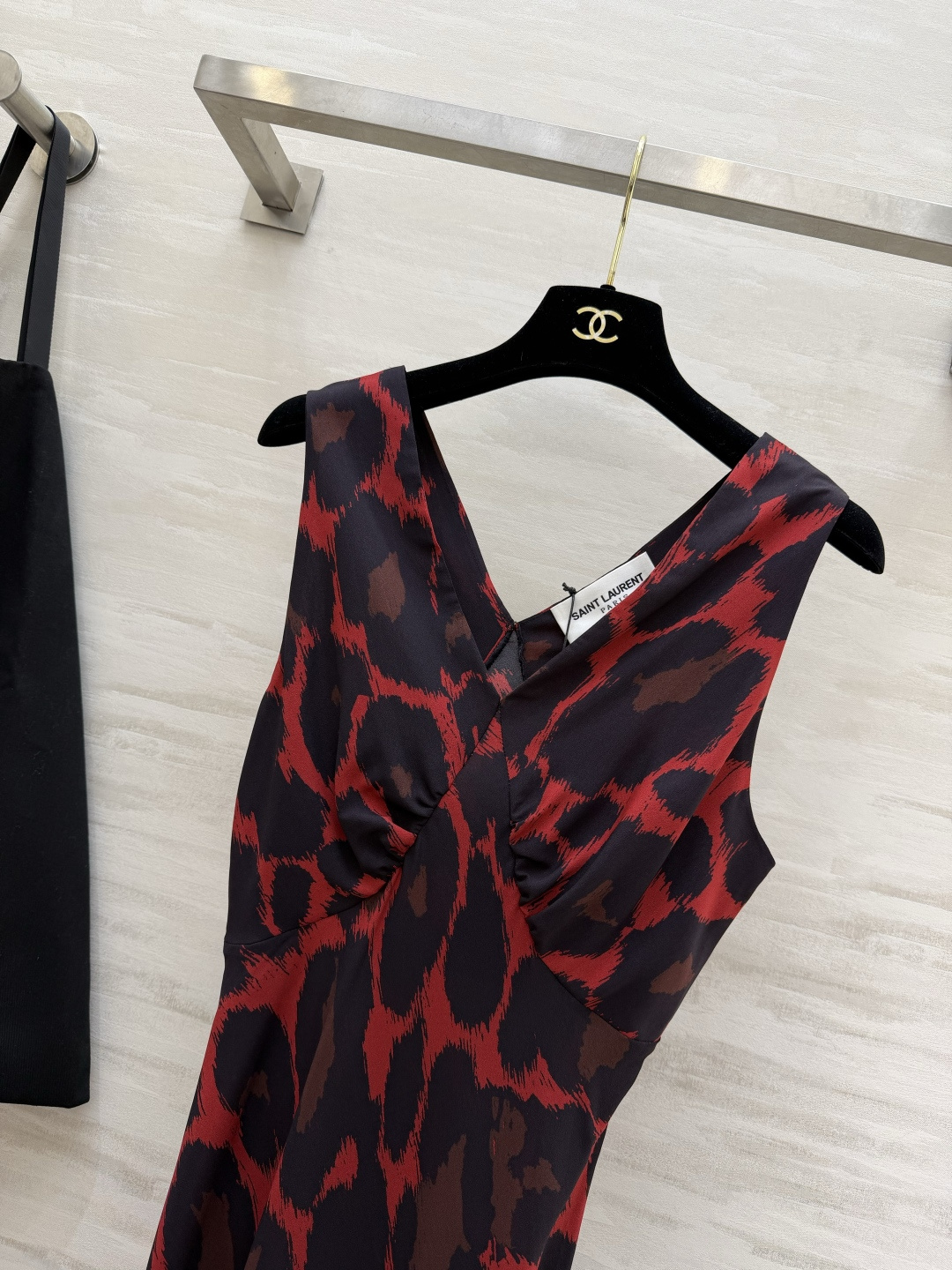 #ysl²⁶春夏新款 法式优雅v领长裙 🖤 自带滤镜的法式优雅 把浪漫穿在身上 红豹纹的野性 波点的复古