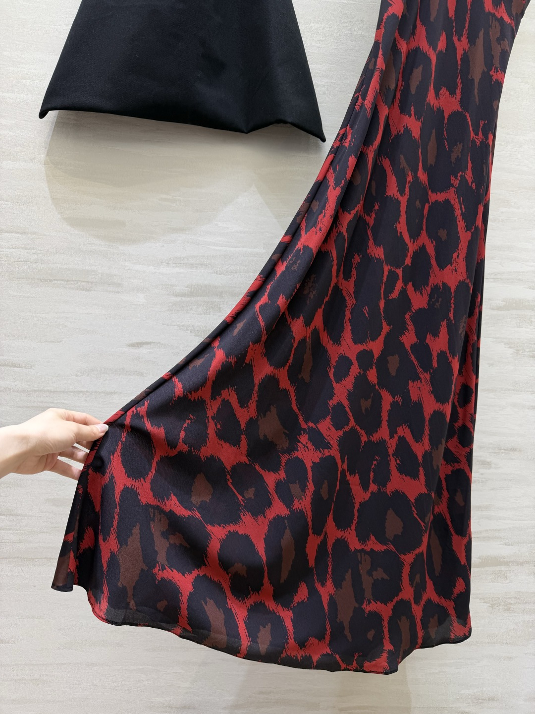 #ysl²⁶春夏新款 法式优雅v领长裙 🖤 自带滤镜的法式优雅 把浪漫穿在身上 红豹纹的野性 波点的复古