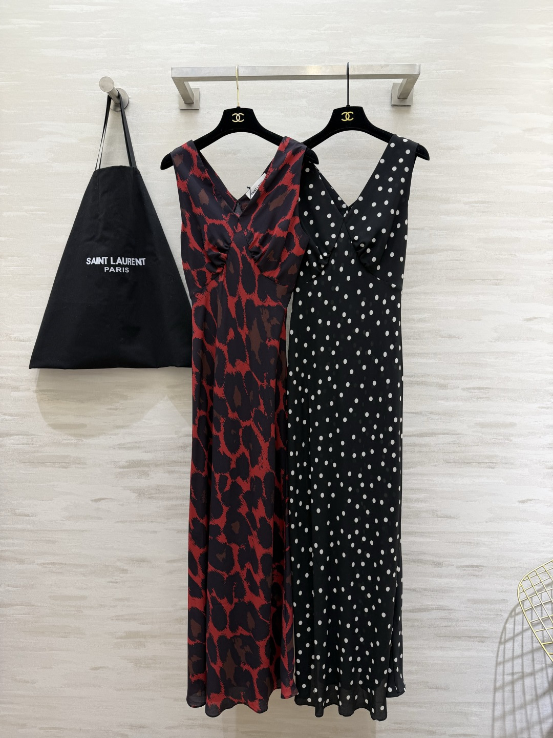 #ysl²⁶春夏新款 法式优雅v领长裙 🖤 自带滤镜的法式优雅 把浪漫穿在身上 红豹纹的野性 波点的复古