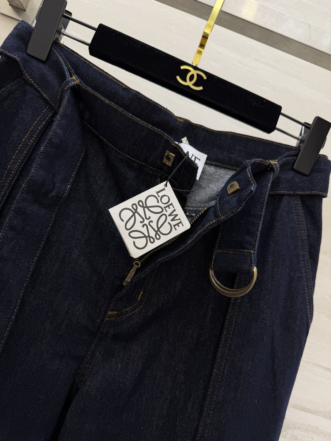 #Loew♡²⁶阔腿牛仔裤 深蓝水洗丹宁面料 质感细腻有垂坠感 高腰+腰带设计 金属圆扣超有辨识度✨ 修