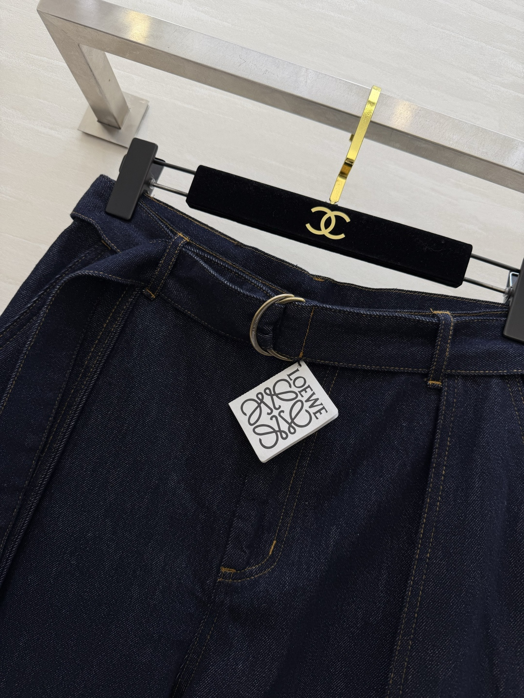 #Loew♡²⁶阔腿牛仔裤 深蓝水洗丹宁面料 质感细腻有垂坠感 高腰+腰带设计 金属圆扣超有辨识度✨ 修