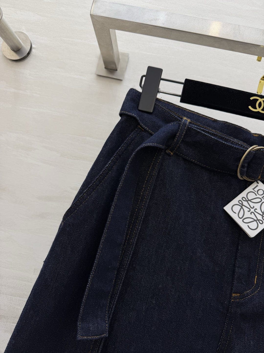 #Loew♡²⁶阔腿牛仔裤 深蓝水洗丹宁面料 质感细腻有垂坠感 高腰+腰带设计 金属圆扣超有辨识度✨ 修