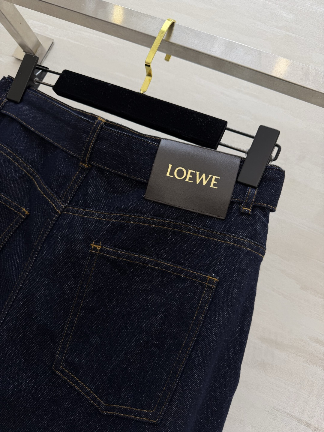 #Loew♡²⁶阔腿牛仔裤 深蓝水洗丹宁面料 质感细腻有垂坠感 高腰+腰带设计 金属圆扣超有辨识度✨ 修