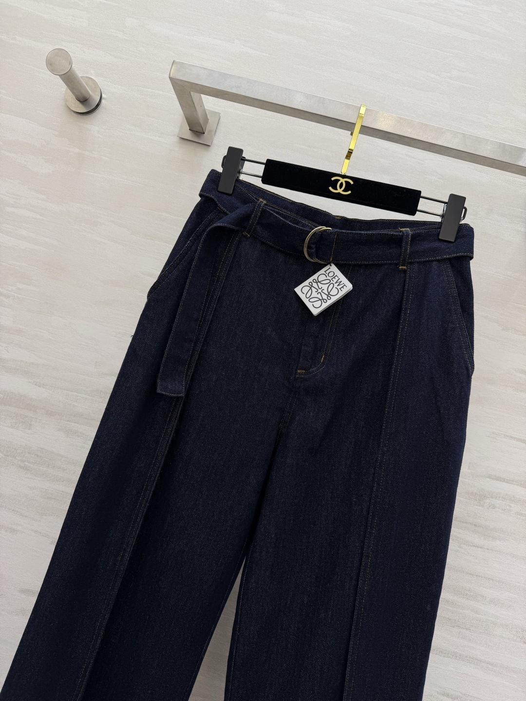 #Loew♡²⁶阔腿牛仔裤 深蓝水洗丹宁面料 质感细腻有垂坠感 高腰+腰带设计 金属圆扣超有辨识度✨ 修