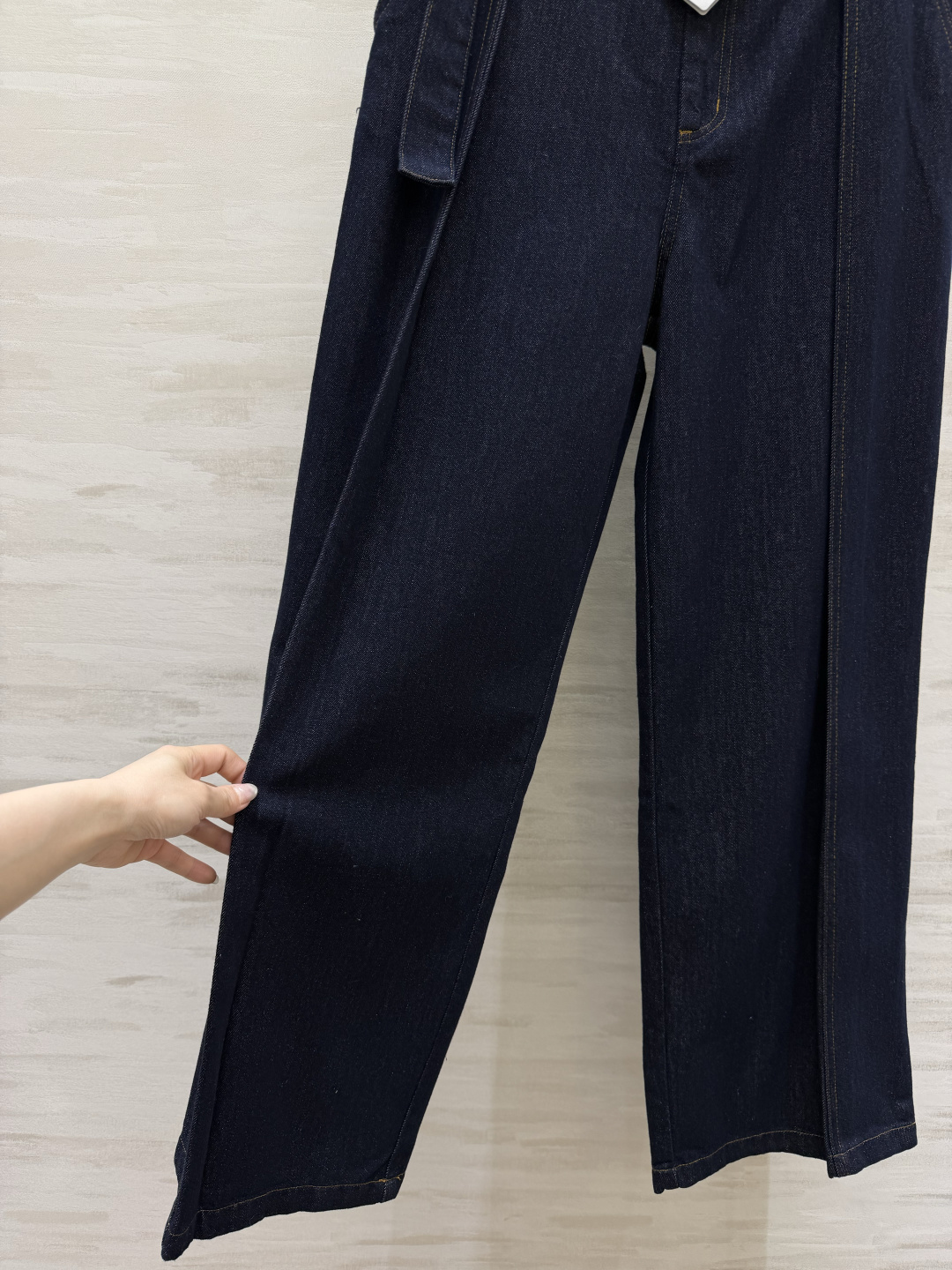 #Loew♡²⁶阔腿牛仔裤 深蓝水洗丹宁面料 质感细腻有垂坠感 高腰+腰带设计 金属圆扣超有辨识度✨ 修