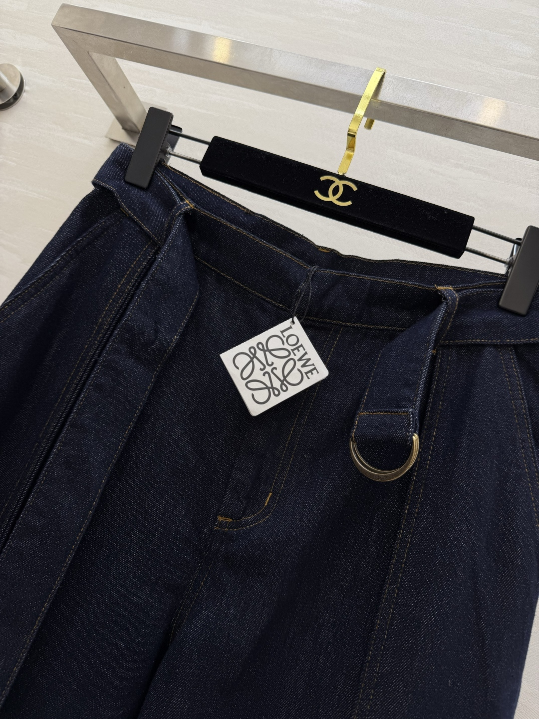 #Loew♡²⁶阔腿牛仔裤 深蓝水洗丹宁面料 质感细腻有垂坠感 高腰+腰带设计 金属圆扣超有辨识度✨ 修