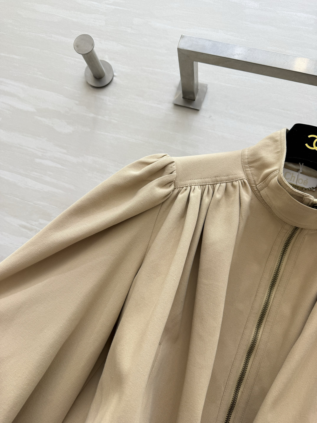 #Chloé²⁶早春新款 短款外套 棉质帆布材质 立领+金属拉链设计 复古又摩登 胸前褶皱和泡泡袖超有设