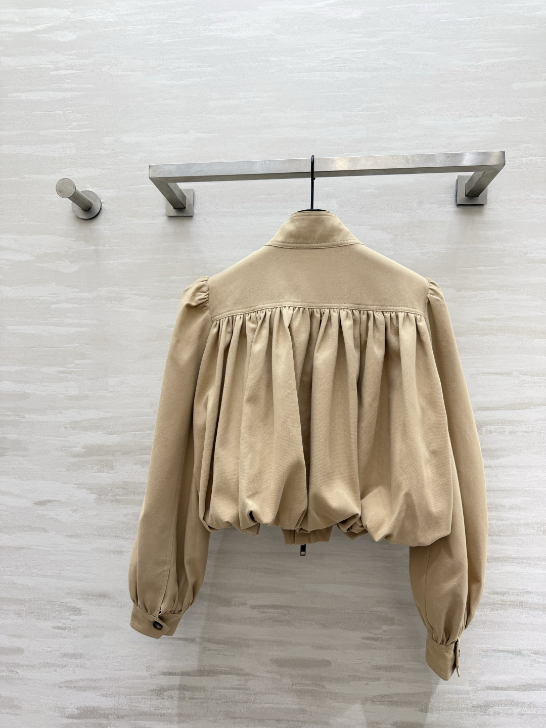 #Chloé²⁶早春新款 短款外套 棉质帆布材质 立领+金属拉链设计 复古又摩登 胸前褶皱和泡泡袖超有设