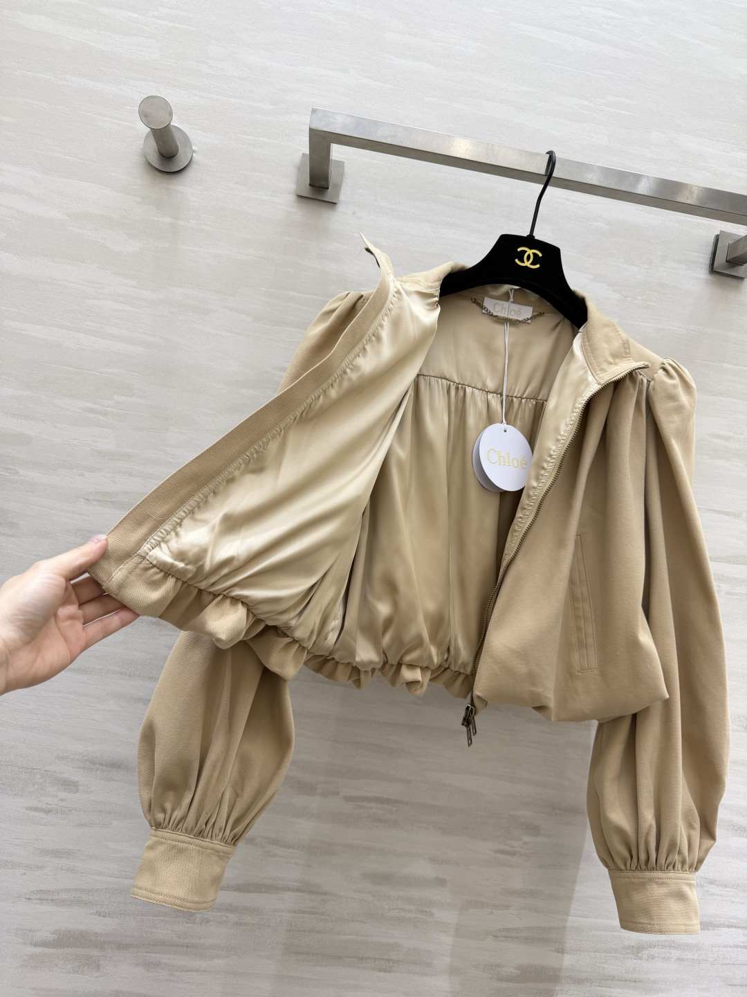 #Chloé²⁶早春新款 短款外套 棉质帆布材质 立领+金属拉链设计 复古又摩登 胸前褶皱和泡泡袖超有设