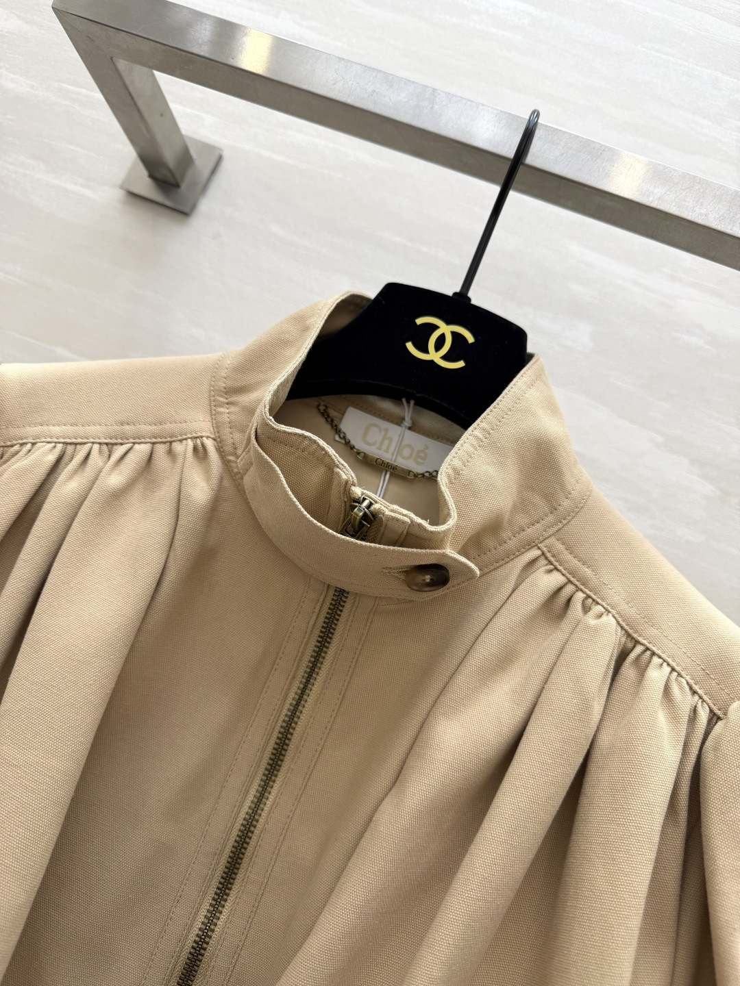 #Chloé²⁶早春新款 短款外套 棉质帆布材质 立领+金属拉链设计 复古又摩登 胸前褶皱和泡泡袖超有设