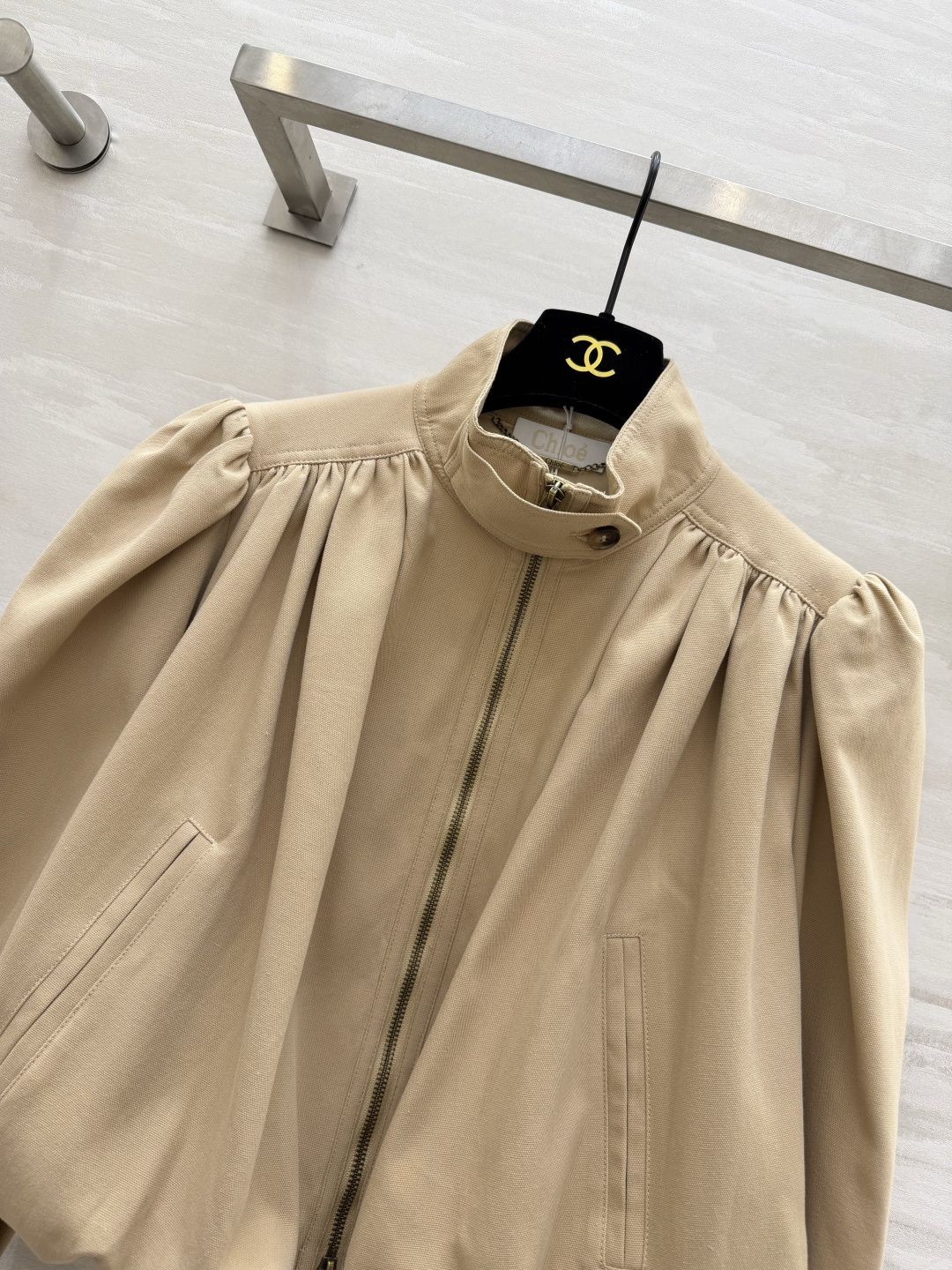 #Chloé²⁶早春新款 短款外套 棉质帆布材质 立领+金属拉链设计 复古又摩登 胸前褶皱和泡泡袖超有设