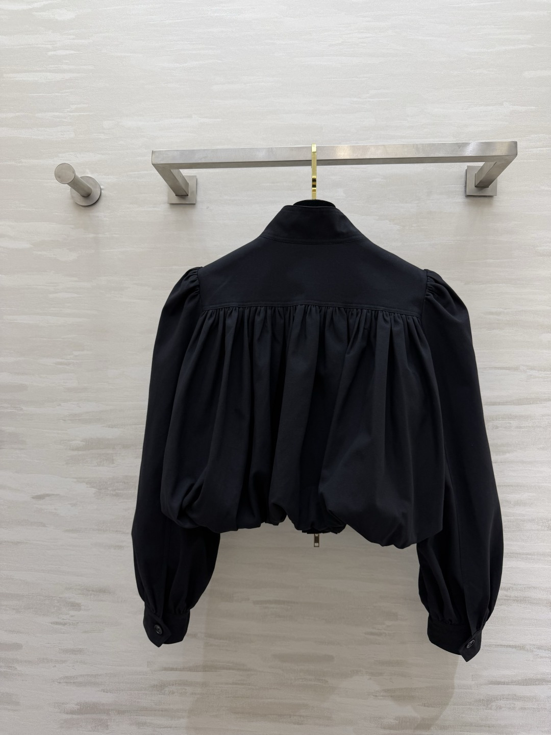 #Chloé²⁶早春新款 短款外套 棉质帆布材质 立领+金属拉链设计 复古又摩登 胸前褶皱和泡泡袖超有设