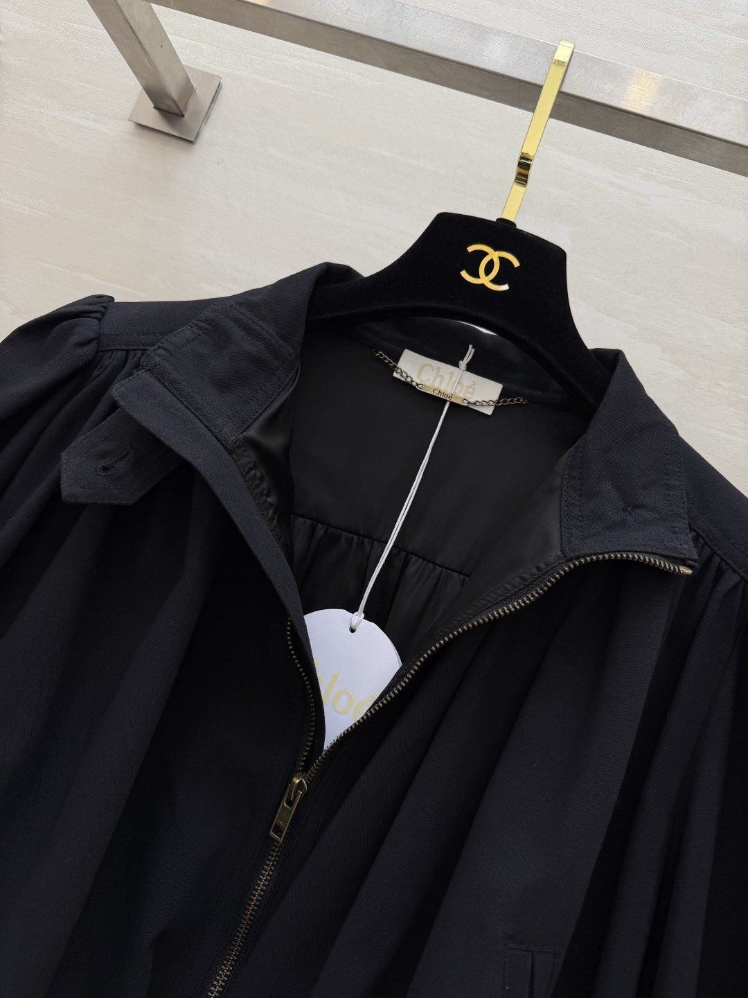 #Chloé²⁶早春新款 短款外套 棉质帆布材质 立领+金属拉链设计 复古又摩登 胸前褶皱和泡泡袖超有设