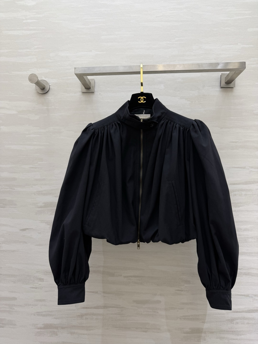 #Chloé²⁶早春新款 短款外套 棉质帆布材质 立领+金属拉链设计 复古又摩登 胸前褶皱和泡泡袖超有设