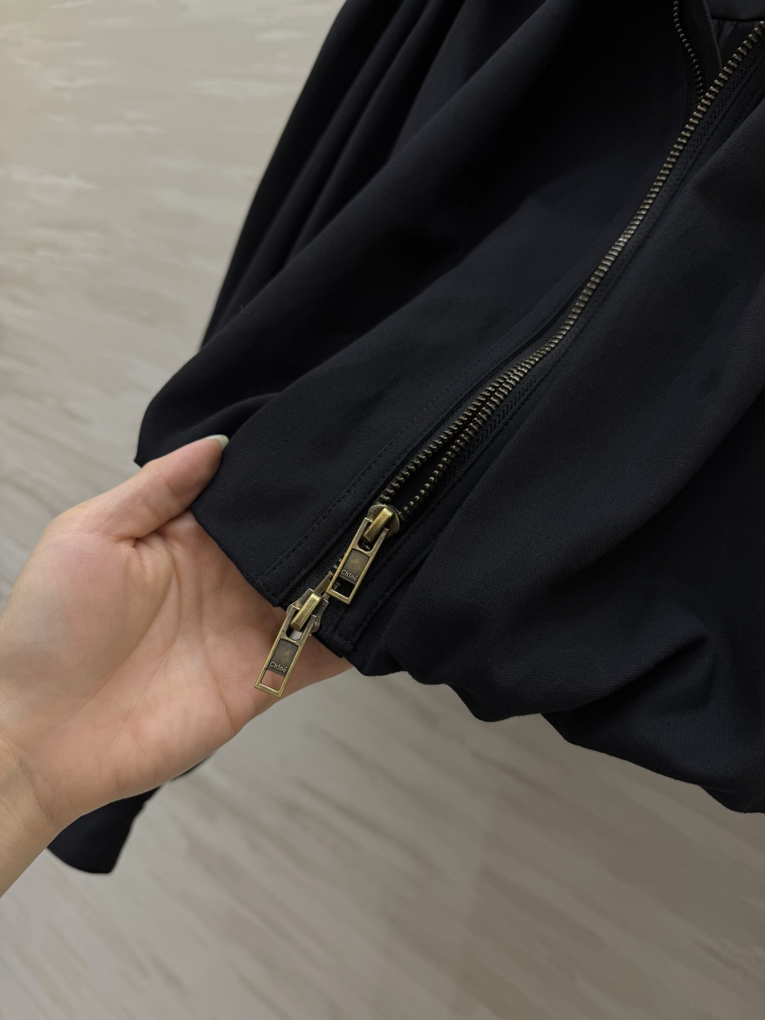 #Chloé²⁶早春新款 短款外套 棉质帆布材质 立领+金属拉链设计 复古又摩登 胸前褶皱和泡泡袖超有设