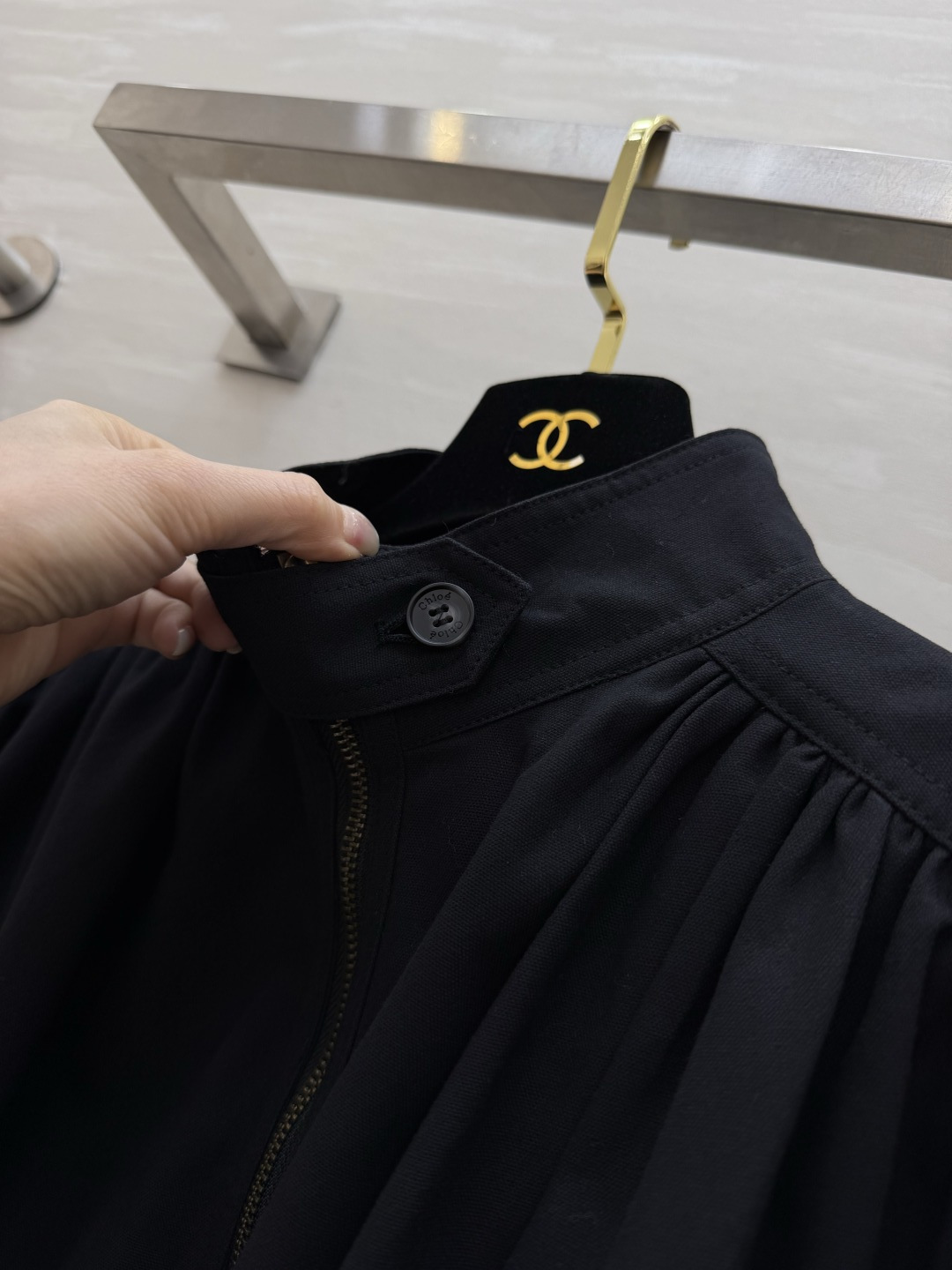 #Chloé²⁶早春新款 短款外套 棉质帆布材质 立领+金属拉链设计 复古又摩登 胸前褶皱和泡泡袖超有设