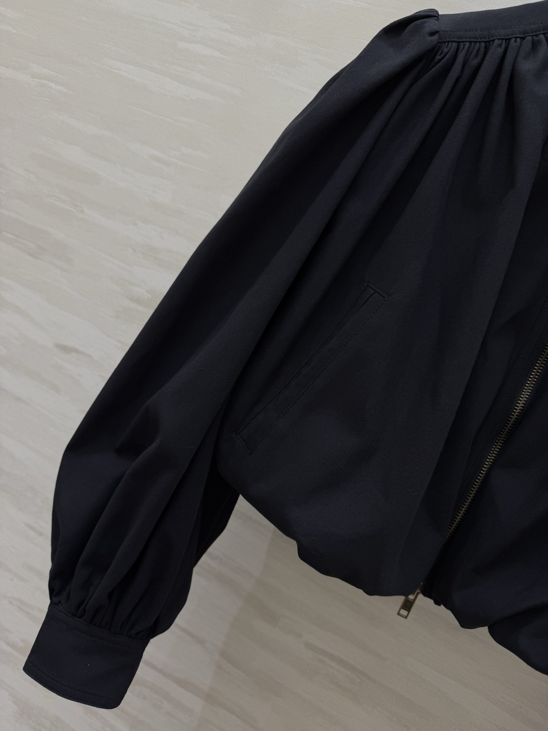 #Chloé²⁶早春新款 短款外套 棉质帆布材质 立领+金属拉链设计 复古又摩登 胸前褶皱和泡泡袖超有设