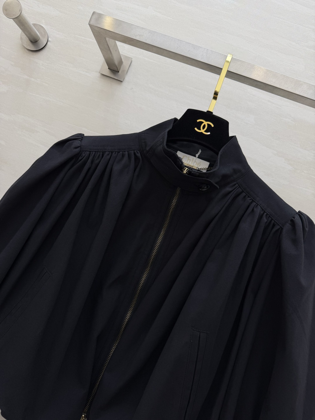 #Chloé²⁶早春新款 短款外套 棉质帆布材质 立领+金属拉链设计 复古又摩登 胸前褶皱和泡泡袖超有设