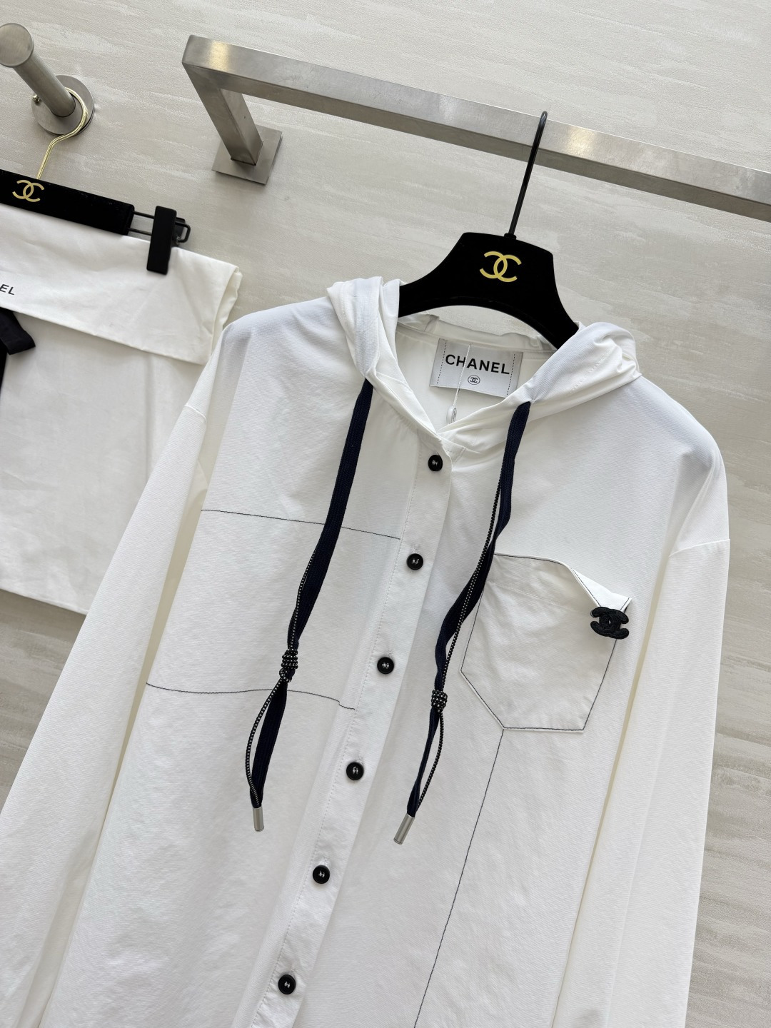 #CHANE♡²⁶早春限定✨连帽衬衫 黑白双色可选 经典双C细节藏满精致感 休闲通勤都能hold住 高级