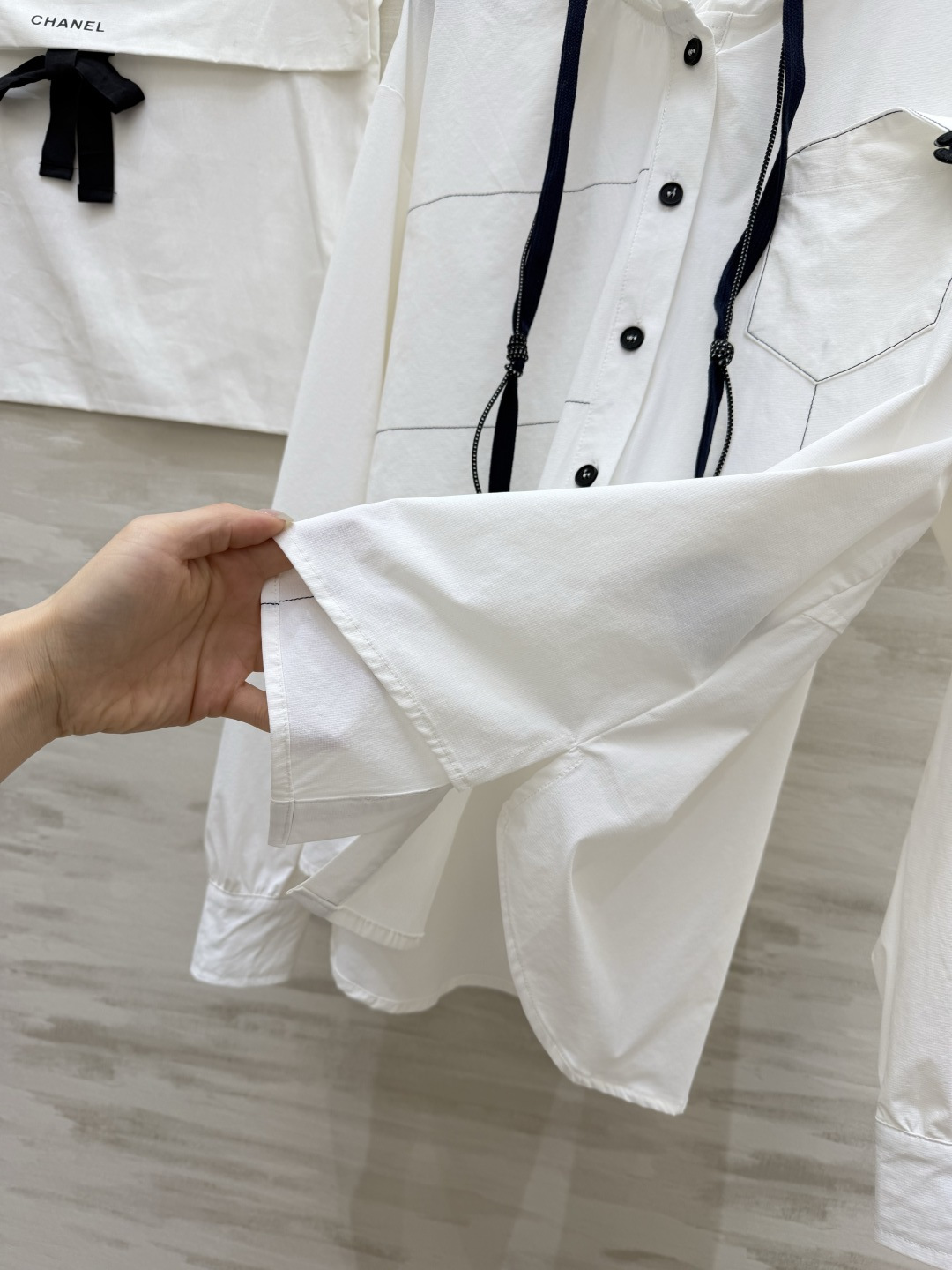 #CHANE♡²⁶早春限定✨连帽衬衫 黑白双色可选 经典双C细节藏满精致感 休闲通勤都能hold住 高级