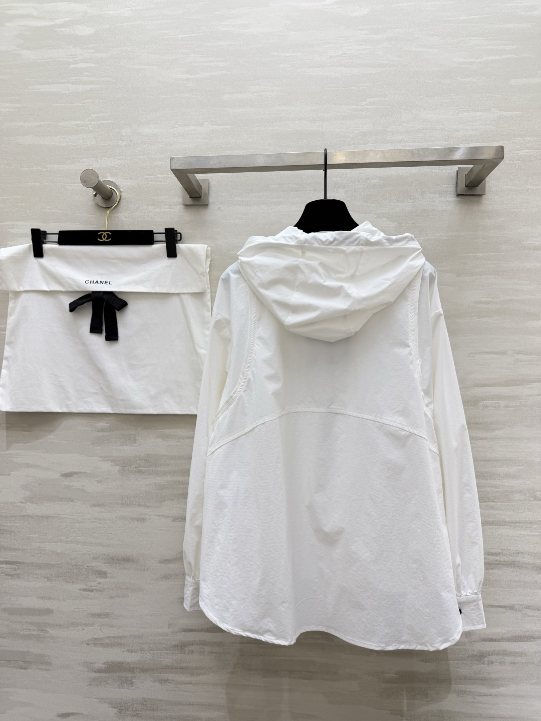 #CHANE♡²⁶早春限定✨连帽衬衫 黑白双色可选 经典双C细节藏满精致感 休闲通勤都能hold住 高级
