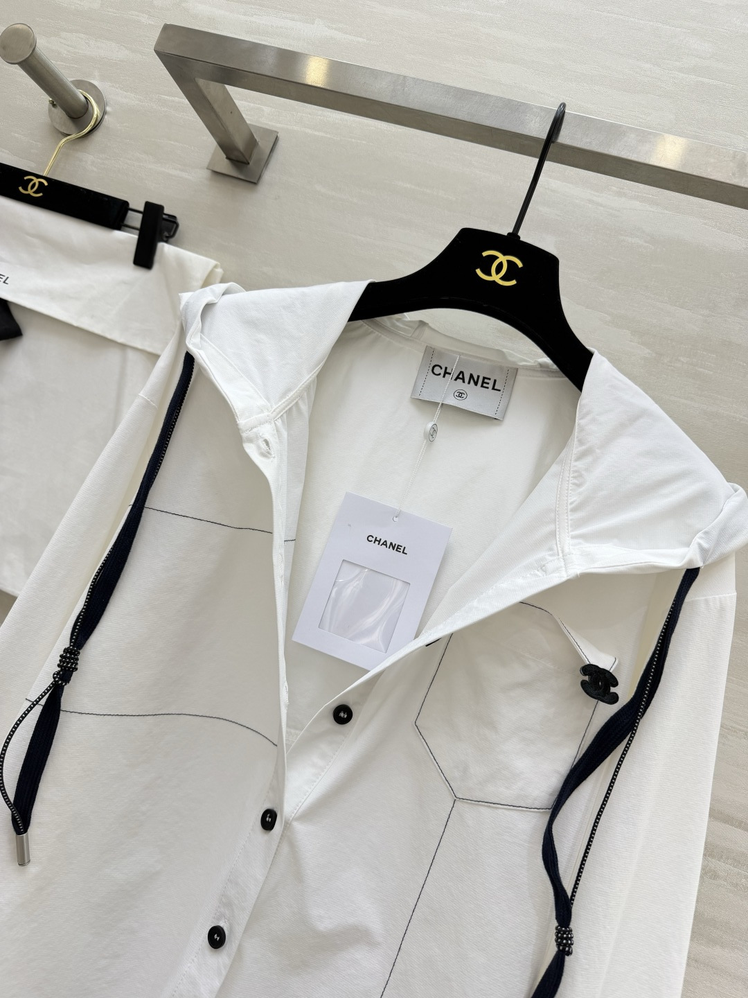 #CHANE♡²⁶早春限定✨连帽衬衫 黑白双色可选 经典双C细节藏满精致感 休闲通勤都能hold住 高级