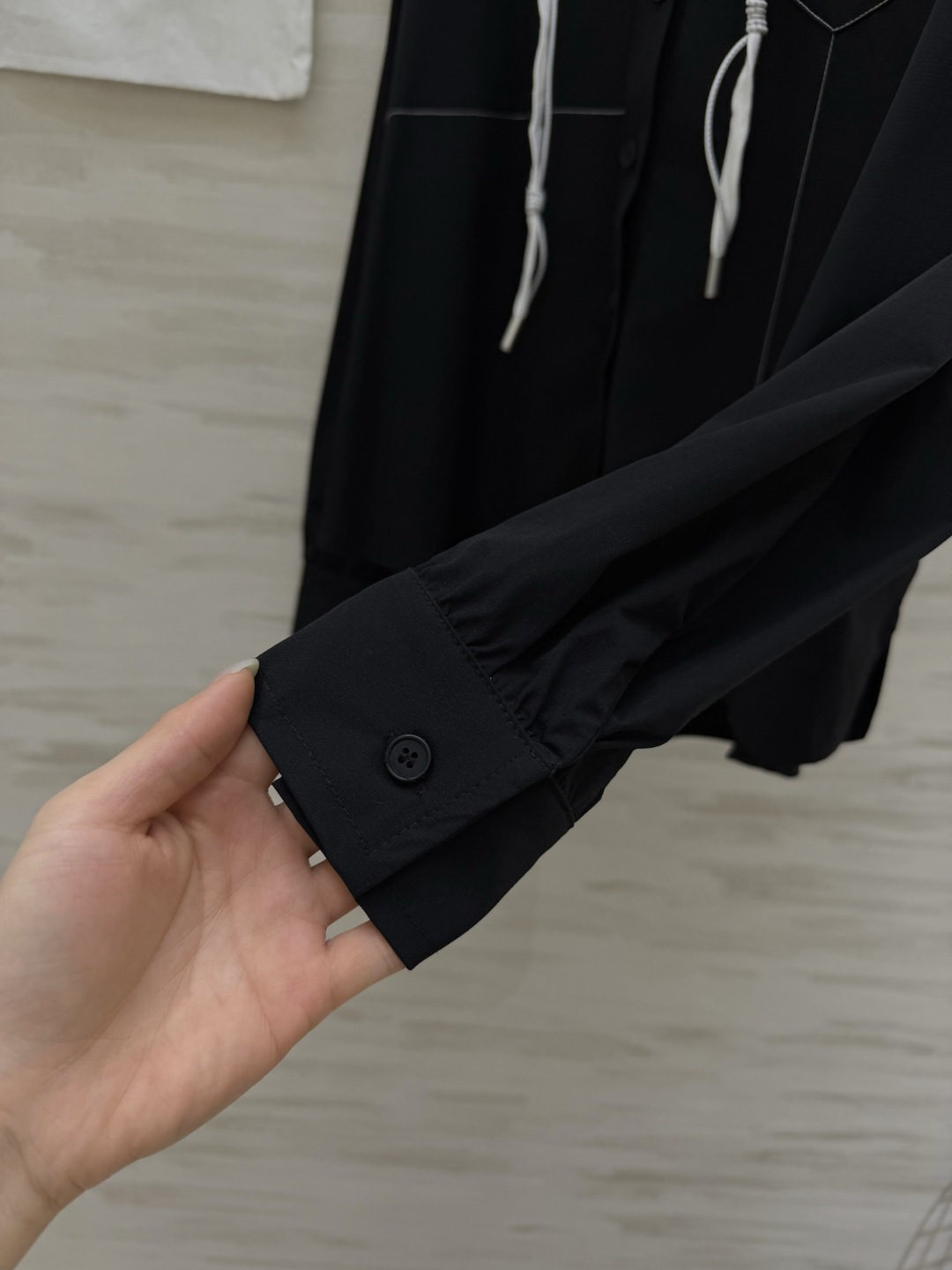 #CHANE♡²⁶早春限定✨连帽衬衫 黑白双色可选 经典双C细节藏满精致感 休闲通勤都能hold住 高级