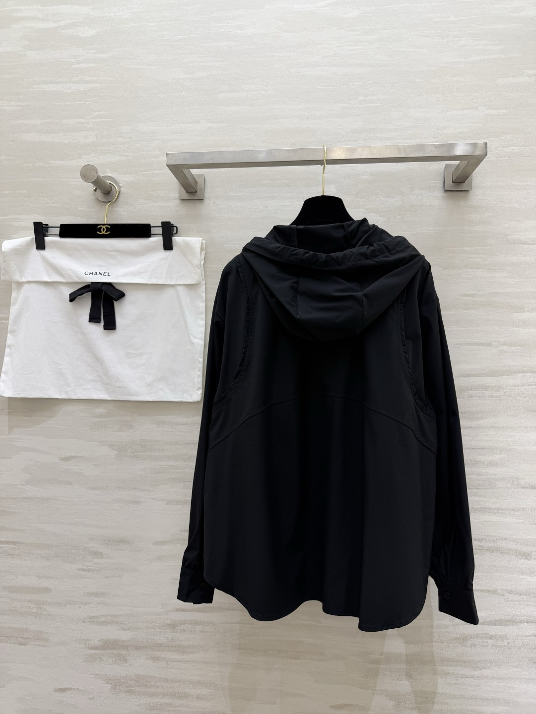 #CHANE♡²⁶早春限定✨连帽衬衫 黑白双色可选 经典双C细节藏满精致感 休闲通勤都能hold住 高级