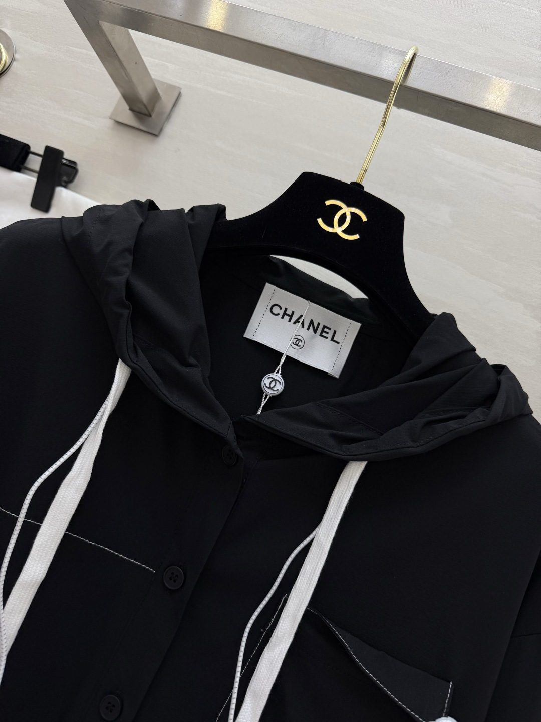 #CHANE♡²⁶早春限定✨连帽衬衫 黑白双色可选 经典双C细节藏满精致感 休闲通勤都能hold住 高级