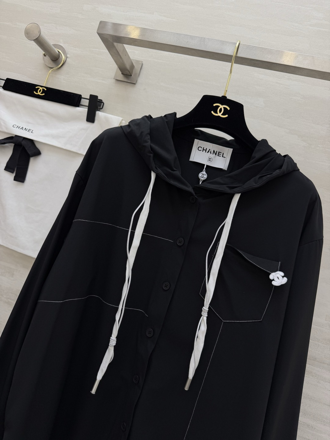 #CHANE♡²⁶早春限定✨连帽衬衫 黑白双色可选 经典双C细节藏满精致感 休闲通勤都能hold住 高级