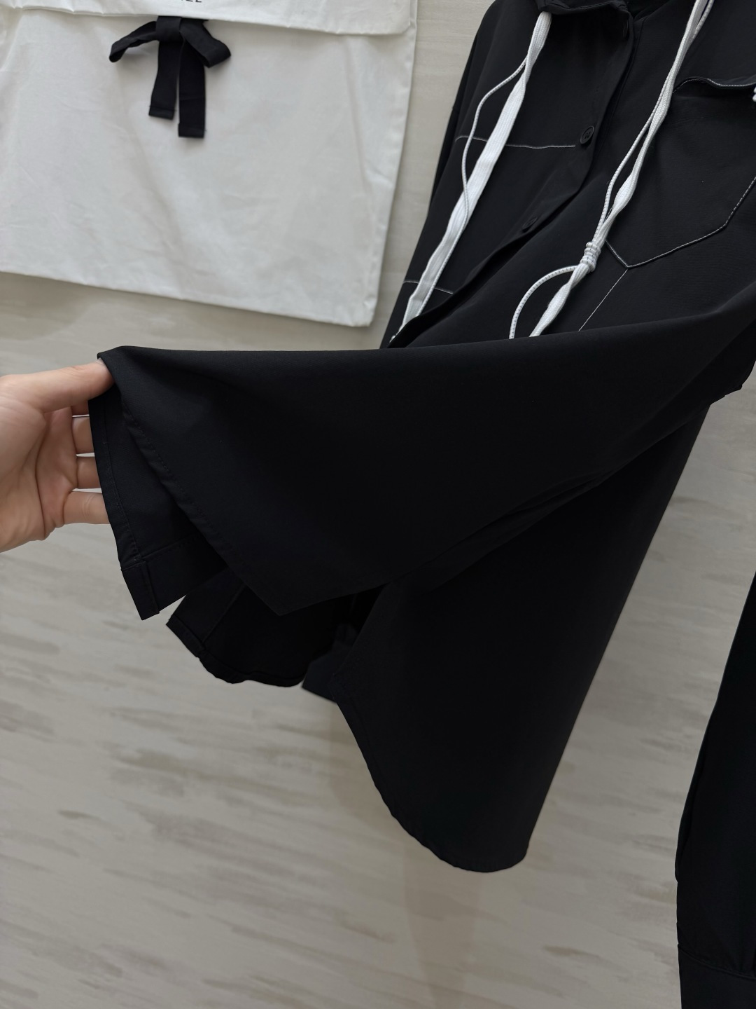 #CHANE♡²⁶早春限定✨连帽衬衫 黑白双色可选 经典双C细节藏满精致感 休闲通勤都能hold住 高级